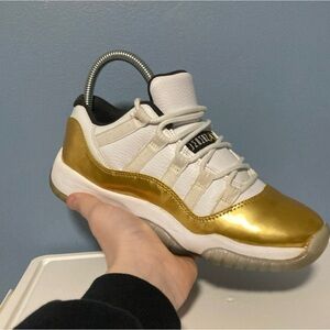 Jordan 11 gold size 4.5Y